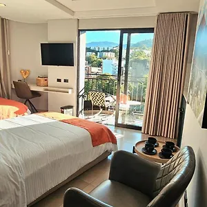 Living 35 Piso 8 Vip Hotel